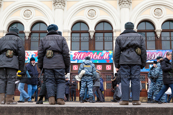 Полицейское оцепление у выхода станции метро "Комсомольска" для прохода на многотысячный митинг на проспекте Сахарова 24 декабря 2011 года, город Москва, Россия. Редакционное фото, фотограф Николай Винокуров / Фотобанк Лори