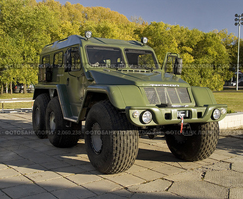 Полноприводный вездеход на шинах сверхнизкого давления ТРЭКОЛ 39445 (2010 год). Редакционное фото, фотограф Дмитрий Фиронов / Фотобанк Лори