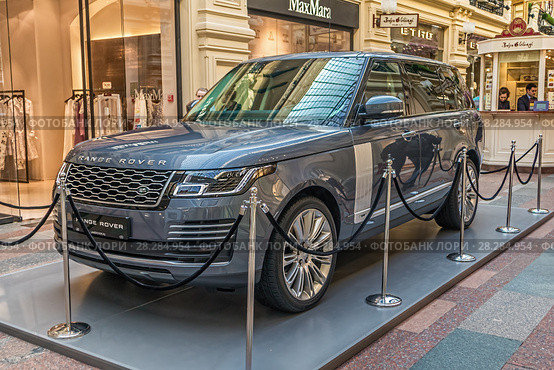 Полноразмерный люксовый полноприводный внедорожник Range Rover Autobiography 2018 модельного года на выставке «70 лет Land Rover». ГУМ, Москва. Редакционное фото, фотограф Владимир Сергеев / Фотобанк Лори