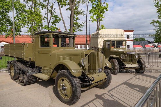 Полугусеничный грузовой автомобиль ЗИС-33 (1940г., СССР) и полугусеничный тягач ЗИС-42 (1942г., СССР) на открытой площадке Музея Гаража особого назначения (2023 год). Редакционное фото, фотограф Наталья Николаева / Фотобанк Лори