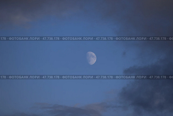 Полупрозрачная неполная луна на голубом небе с облаками. Стоковое фото, фотограф Писарев Александр Владимирович / Фотобанк Лори