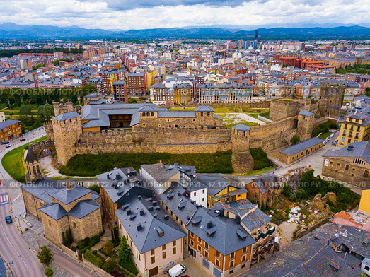 Ponferrada with Templar castle (2019 год). Стоковое фото, фотограф Яков Филимонов / Фотобанк Лори