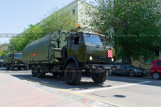 Понтонный автомобиль с речным звеном понтонного парка на шасси автомобиля КАМАЗ-53501. Волгоград, улица Мира, Россия. Редакционное фото, фотограф Андрей Цыганков / Фотобанк Лори