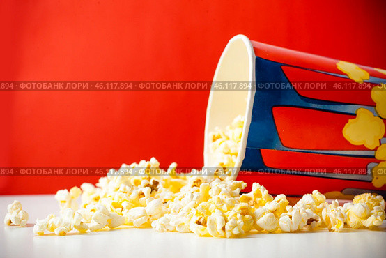 Popcorn in striped bucket. Стоковое фото, фотограф Сергей Толмачёв / Фотобанк Лори