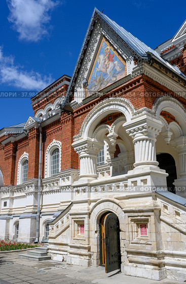 Porch with carved columns of the Crystal Museum in the former St. George's Cathedral, built by architect A. Benois in 1895. Gus-Khrustalny City, Russia (2022 год). Стоковое фото, фотограф Сергей Фролов / Фотобанк Лори