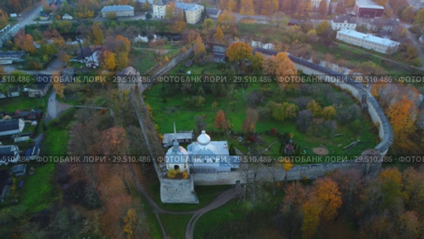 Порховская крепость октябрьским вечером (аэросъемка). Псковская область, Россия (2018 год). Стоковое видео, видеограф Виктор Карасев / Фотобанк Лори