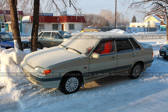 Пороша на капоте Жигулей (2010 год). Редакционное фото, фотограф Анатолий Матвейчук / Фотобанк Лори