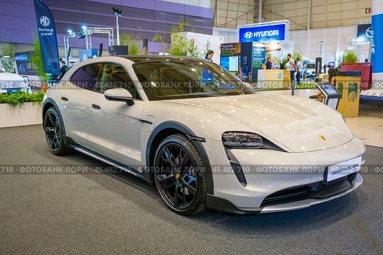 Porsche Taycan 4 Cross Turismo electric car at ECAR SHOW - Hybrid and Electric Motor Show (2023 год). Редакционное фото, фотограф Дмитрий Рухленко / Фотобанк Лори