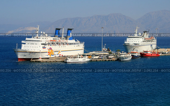 Порт Агиос Николаос. Круизные лайнеры Royal Iris, Salamis Filoxenia и маленькие морские суда. Крит, Греция (2010 год). Редакционное фото, фотограф Щеголева Ольга / Фотобанк Лори