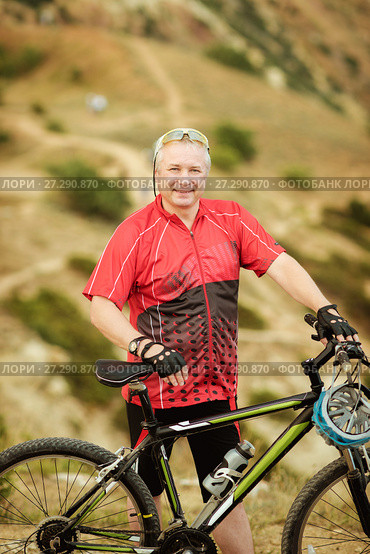 Portrait male cyclist with a mountain bike. Стоковое фото, фотограф Наталья Давыдова / Фотобанк Лори