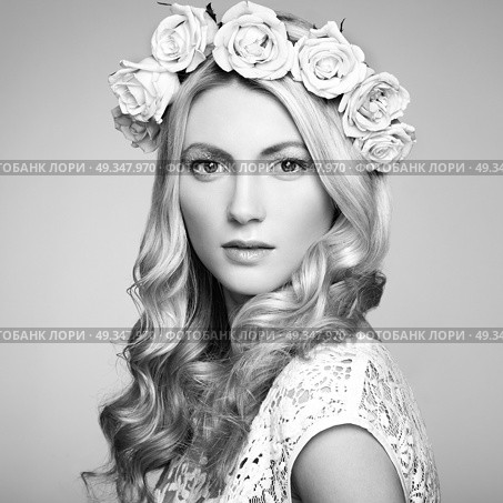Portrait of a beautiful blonde woman with flowers in her hair. Portrait of a beautiful blonde woman with flowers in her hair. Fashion photo. Стоковое фото, агентство Ingram Publishing / Фотобанк Лори