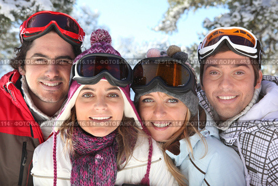 Portrait of a family on a skiing holiday together. Стоковое фото, агентство Ingram Publishing / Фотобанк Лори