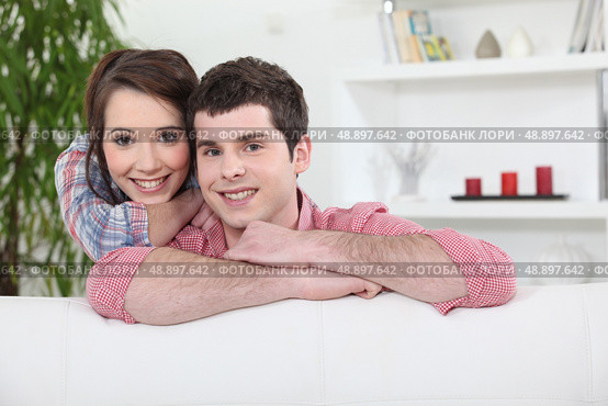 Portrait of a loving couple at home. Стоковое фото, агентство Ingram Publishing / Фотобанк Лори