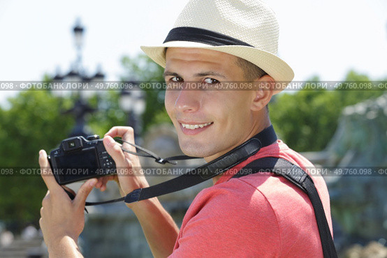 portrait of a man with dslr camera. Стоковое фото, агентство Ingram Publishing / Фотобанк Лори