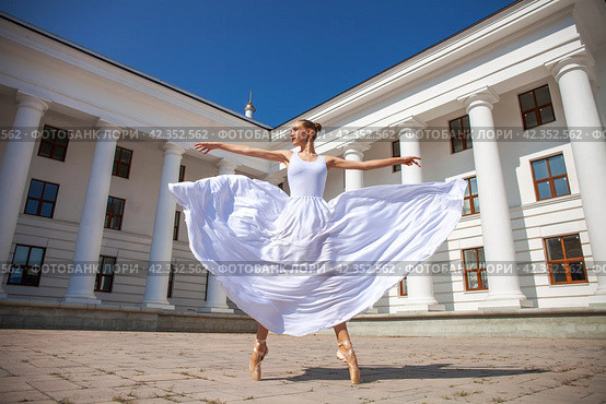 Portrait of a Russian ballerina in a white long skirt. Стоковое фото, фотограф Андрей Аркуша / Фотобанк Лори