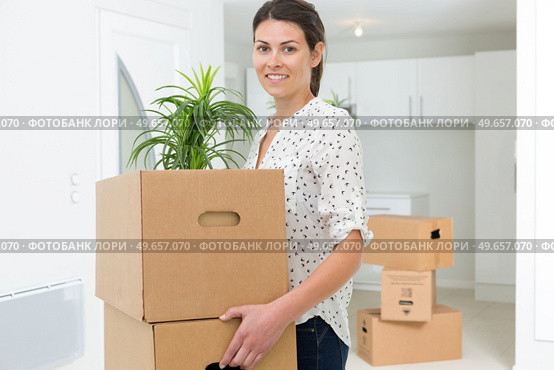portrait of a woman carrying boxes. Стоковое фото, агентство Ingram Publishing / Фотобанк Лори