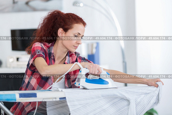 portrait of a woman doing household chores. Стоковое фото, агентство Ingram Publishing / Фотобанк Лори