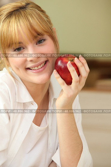 Portrait of a woman with an apple. Стоковое фото, агентство Ingram Publishing / Фотобанк Лори