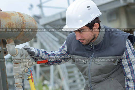 portrait of a worker inspecting pipework. Стоковое фото, агентство Ingram Publishing / Фотобанк Лори