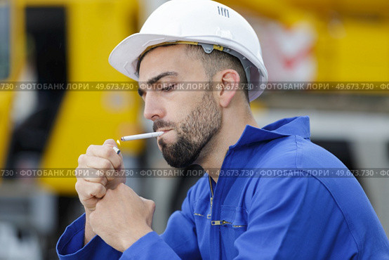 portrait of a worker smokes cigarette. Стоковое фото, агентство Ingram Publishing / Фотобанк Лори