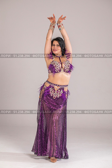 Portrait of a young attractive brunette woman in oriental dance costume. Стоковое фото, фотограф Андрей Аркуша / Фотобанк Лори