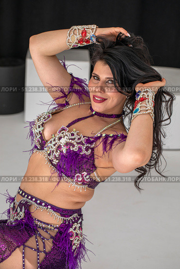 Portrait of a young attractive brunette woman in oriental dance costume. Стоковое фото, фотограф Андрей Аркуша / Фотобанк Лори