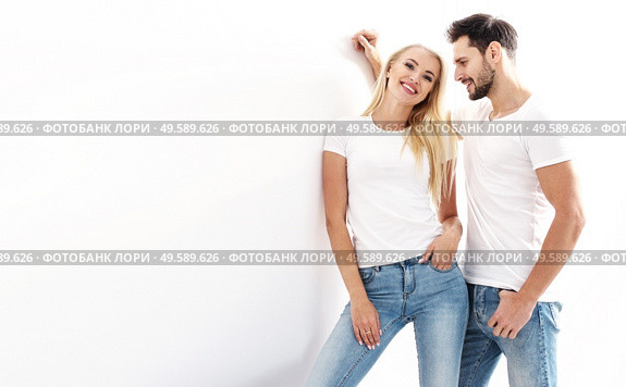 Portrait of a young, attractive couple wearing casual clothes - isolated. Стоковое фото, агентство Ingram Publishing / Фотобанк Лори