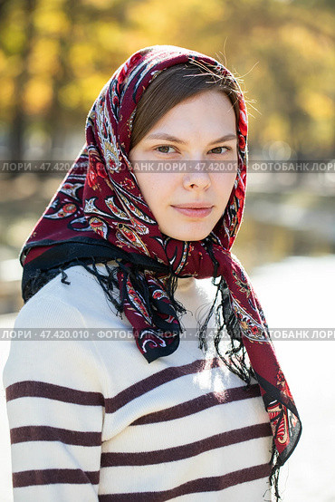 Portrait of a young beautiful woman with a scarf on her head. Стоковое фото, фотограф Андрей Аркуша / Фотобанк Лори