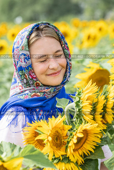 Portrait of a young beautiful woman with a scarf on her head. Стоковое фото, фотограф Андрей Аркуша / Фотобанк Лори