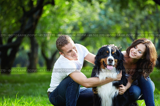 Portrait of a young couple with a dog. Стоковое фото, агентство Ingram Publishing / Фотобанк Лори