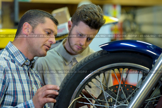portrait of a young male mechanic with mentor. Стоковое фото, агентство Ingram Publishing / Фотобанк Лори