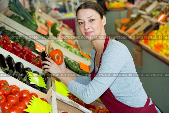 portrait of adult female selling fruits and vegetables in store. Стоковое фото, агентство Ingram Publishing / Фотобанк Лори