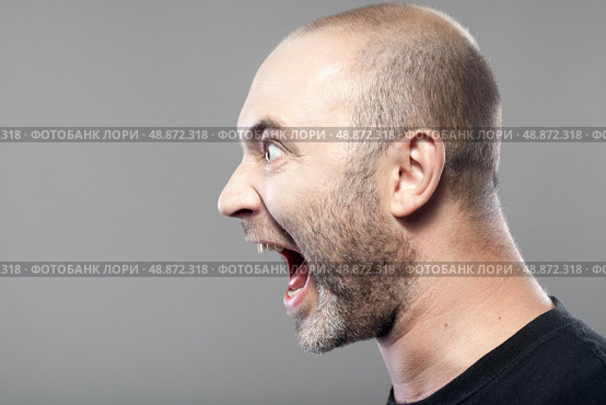 portrait of angry man screaming isolated on gray background with copyspace. Стоковое фото, агентство Ingram Publishing / Фотобанк Лори