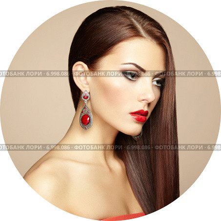 Portrait of beautiful brunette woman with earring. Perfect makeup. Стоковое фото, агентство Ingram Publishing / Фотобанк Лори
