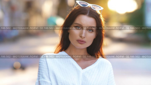 Portrait of cute woman in the city. Стоковое видео, видеограф Илья Шаматура / Фотобанк Лори