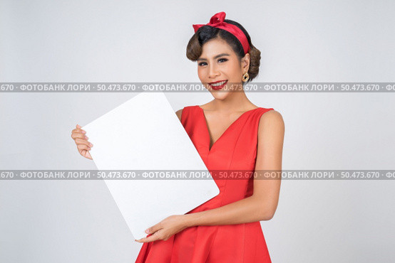Portrait of fashion woman displaying white banner. Стоковое фото, агентство Ingram Publishing / Фотобанк Лори