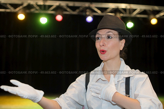 portrait of female mime acting. Стоковое фото, агентство Ingram Publishing / Фотобанк Лори