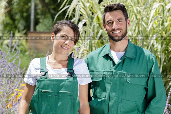 portrait of male and female gardening team. Стоковое фото, агентство Ingram Publishing / Фотобанк Лори