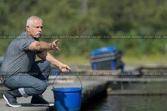 portrait of man and catfish. Стоковое фото, агентство Ingram Publishing / Фотобанк Лори