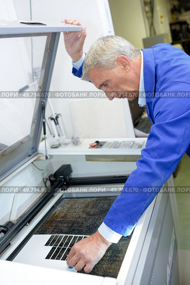 portrait of man arranging the images. Стоковое фото, агентство Ingram Publishing / Фотобанк Лори