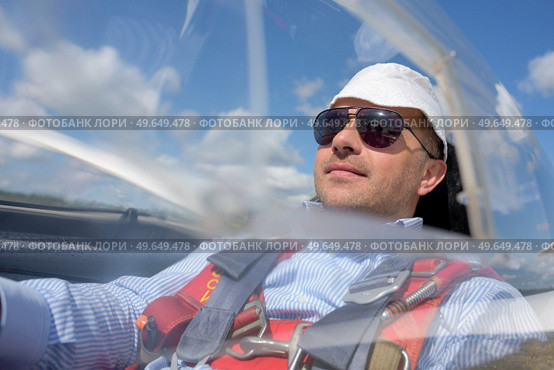 portrait of man in the glider. Стоковое фото, агентство Ingram Publishing / Фотобанк Лори