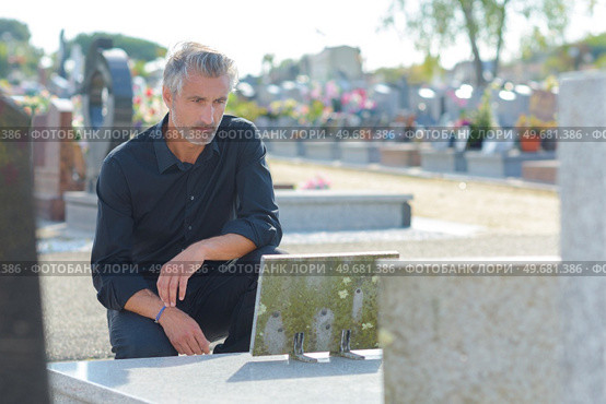 portrait of man mourning at a grave. Стоковое фото, агентство Ingram Publishing / Фотобанк Лори