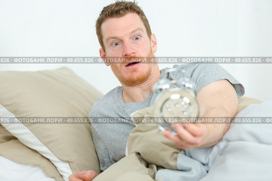 portrait of man waking up late. Стоковое фото, агентство Ingram Publishing / Фотобанк Лори