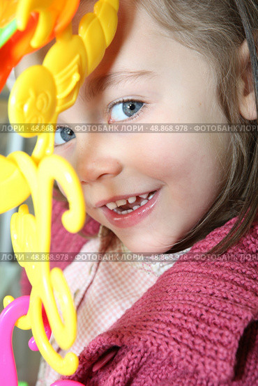 portrait of mischievous little girl posing with toy. Стоковое фото, агентство Ingram Publishing / Фотобанк Лори
