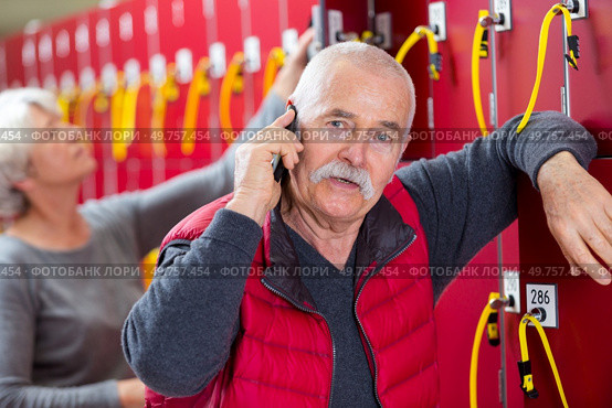 portrait of smiling mature man talking on phone. Стоковое фото, агентство Ingram Publishing / Фотобанк Лори