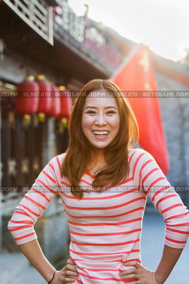 Portrait Of Smiling Young Woman In Houhai, Beijing. Стоковое фото, агентство Ingram Publishing / Фотобанк Лори