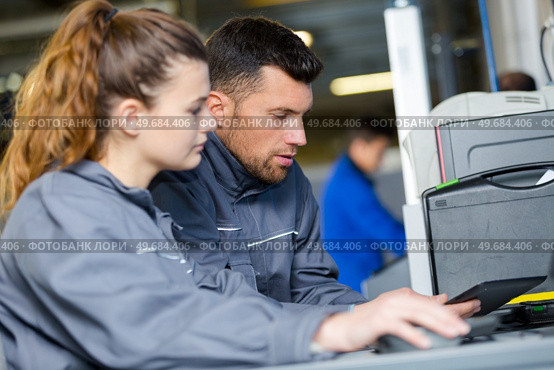 portrait of team assembling electrical parts. Стоковое фото, агентство Ingram Publishing / Фотобанк Лори