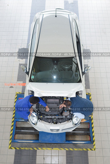 portrait of two professional car mechanics working together. Стоковое фото, агентство Ingram Publishing / Фотобанк Лори