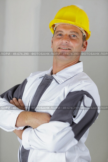 portrait of uniformed tradesman wearing hardhat. Стоковое фото, агентство Ingram Publishing / Фотобанк Лори