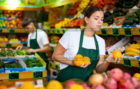 Portrait of woman marketer working at fruit department of store. Стоковое фото, фотограф Яков Филимонов / Фотобанк Лори